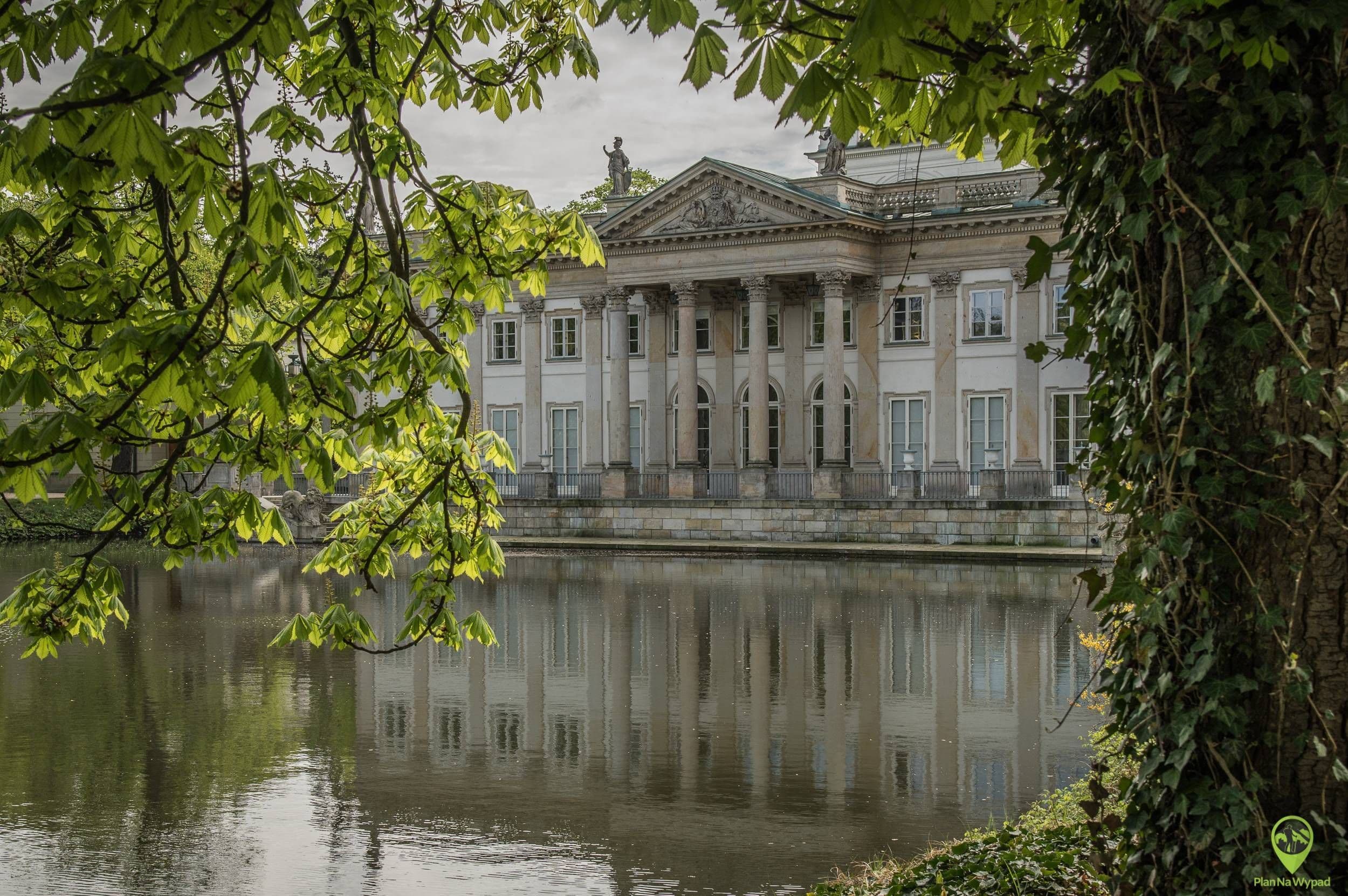Royal Łazienki Park in Warsaw — Historic Gardens and Palace on the Isle